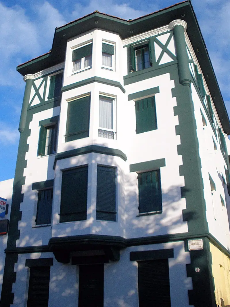 Edificio de viviendas con fachada blanca y verde en Neguri, Getxo